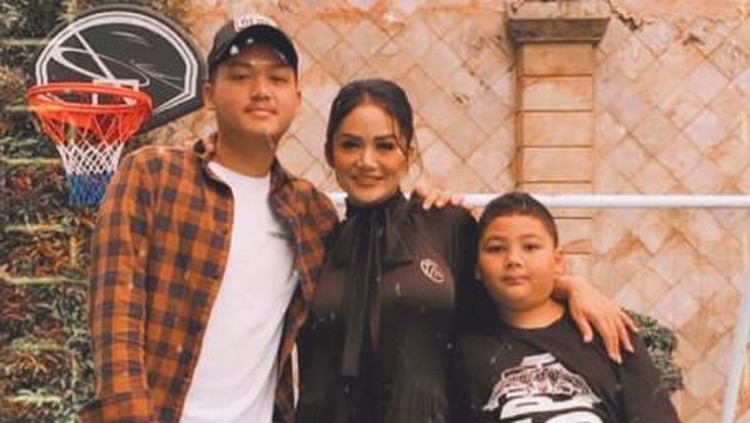 Krisdayanti peluk Azriel dan Kellen