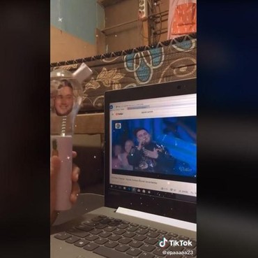 Wanita Pamer Lightstick Muka Nassar, Netizen Salfok Bentuknya