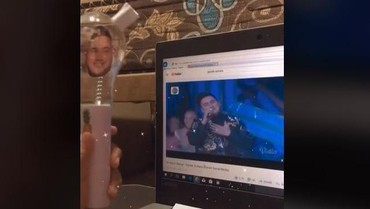 img-title Wanita Pamer Lightstick Muka Nassar, Netizen Salfok Bentuknya