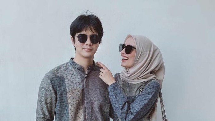6 Inspirasi Baju Lebaran Couple ala Mega Iskanti, Modis dan Kekinian!