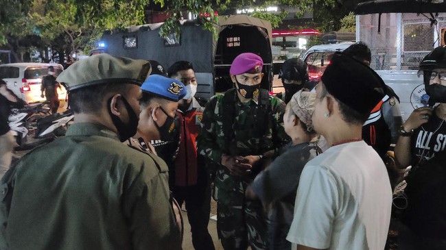 Dalam waktu berdekatan, Indonesia dan Malaysia kembali memperketat pergerakan masyarakat menyusul infeksi Covid-19 yang kembali meningkat.