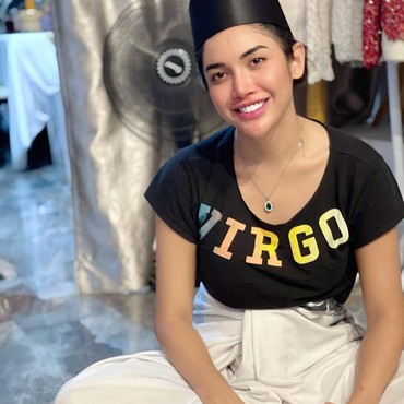 Millendaru Bikin Heboh Usai Tampil Pakai Peci dan Sarung