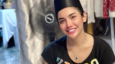 img-title Millendaru Bikin Heboh Usai Tampil Pakai Peci dan Sarung