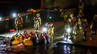 FOTO: Misi Evakuasi Paus Tombak Terdampar di Sungai Thames