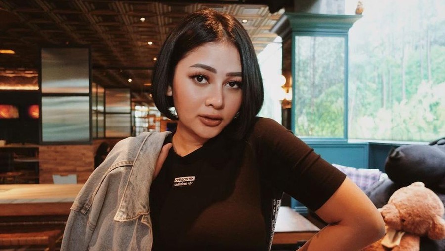 Setahun ditinggal Glenn Fredly, Mutia masih enggan lepas status janda. Yuk kita intip potret cantik Mutia!