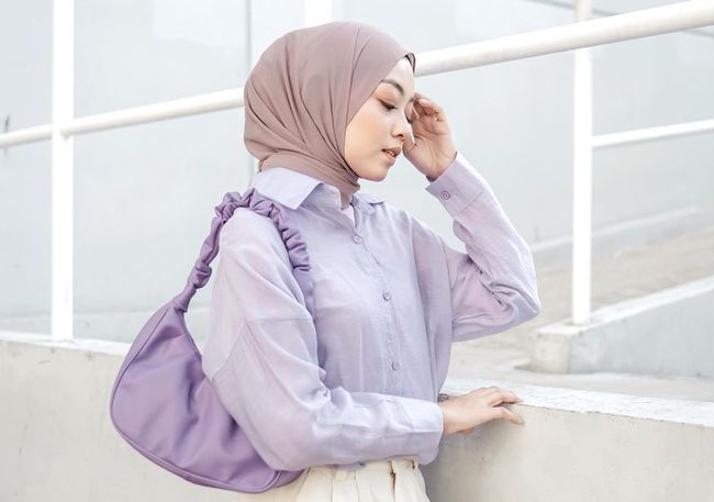 Fresh and Shining, Ikuti 5 Ide Outfit Lilac Super Simpel untuk Hijabers