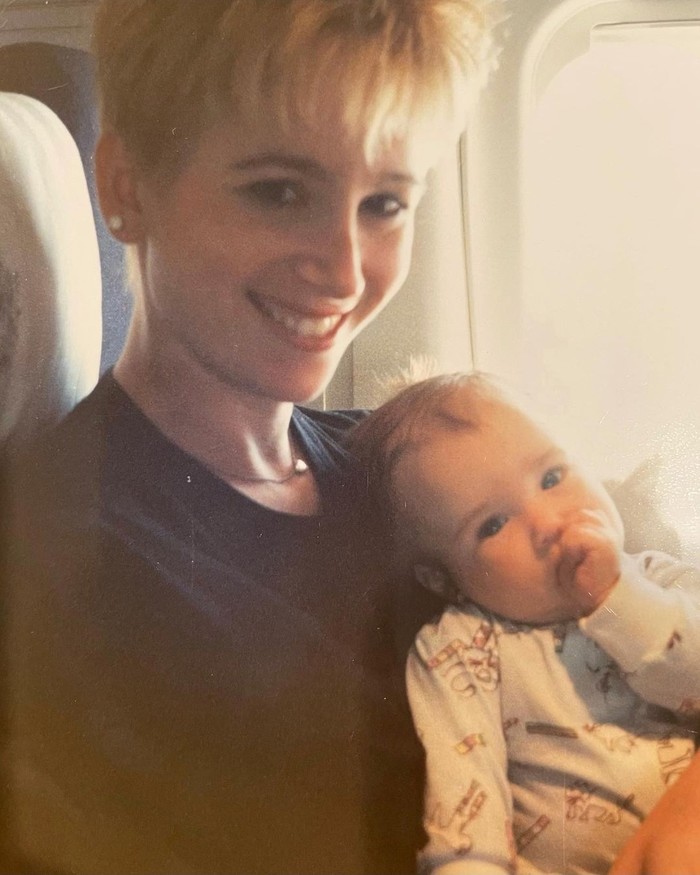 Pemeran Emily Cooper dalam Emily in Paris yaitu Lily Collins mengunggah foto saat ia balita yang dipangku oleh ibunya ketika mereka berada di dalam pesawat. (Foto: instagram.com/lilyjcollins)