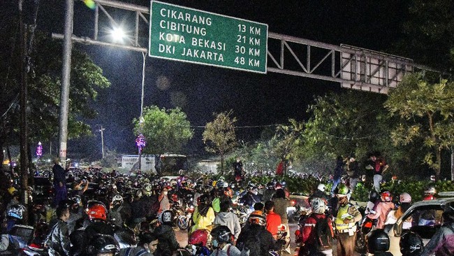 Puncak arus mudik Lebaran 2021 diprediksi terjadi pada 11 Mei atau 12 Mei 2021. Polisi memperkirakan peningkatan jumlah kendaraan.