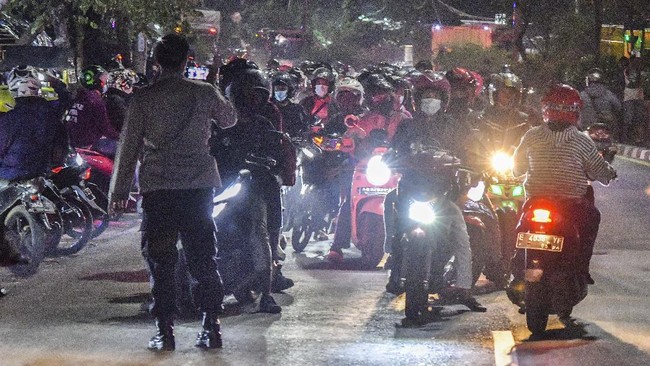 Pemudik yang ingin melewati pos penyekatan di Kedungwaringin, Bekasi begitu banyak. Polisi berupaya keras menghalau mereka.