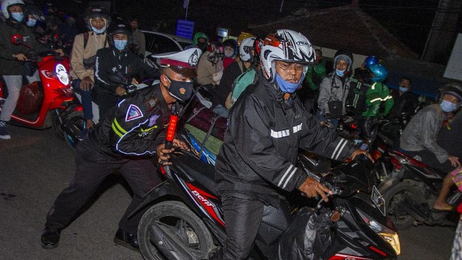 Pemerintah menyatakan terdapat sekitar 4.123 pemudik positif virus corona, sementara itu kasus positif di 5 provinsi naik tajam.