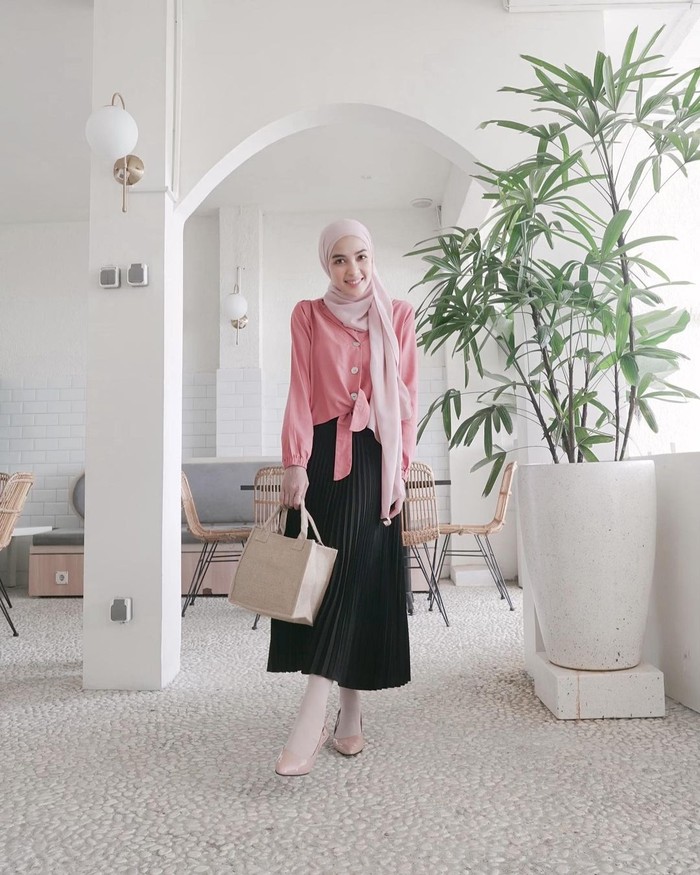 Pleated skirt warna hitam enggak selalu membosankan, Ladies. Warna yang segar dan manis bisa kamu jadikan atasan yang enggak pernah gagal. Kamu juga bisa memadukannya bersama pashmina dengan tone warna sesuai. (foto: instagram.com/hamidahrachmayanti)