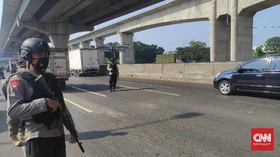 Brimob Bersenjata Diterjunkan Jaga Petugas di Pos Penyekatan
