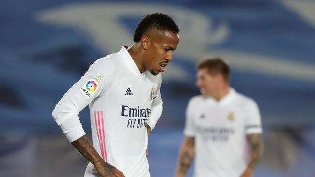 Real Madrid gagal menang lawan Sevilla dan mereka pun batal naik ke puncak klasemen lantaran bermain imbang 2-2.