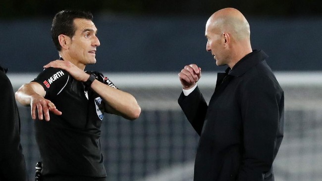Zinedine Zidane murka kepada wasit yang dianggap telah mengeluarkan keputusan kontroversial di laga Real Madrid vs Sevilla yang berakhir imbang 2-2