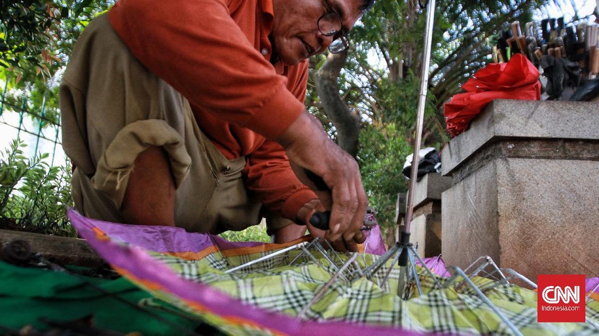 FOTO: Servis Payung Keliling Tak Lekang Oleh Waktu