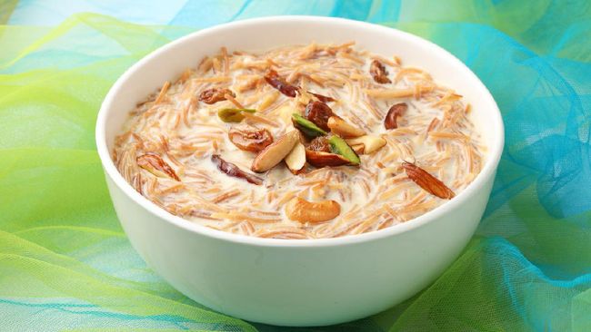 Sheer kurma menjadi salah satu sajian khas Idulfitri di Asia Tengah. Sajian ini berupa puding yang terbuat dari kurma, bihun, dan susu dengan cita rasa manis.