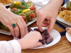 Hadits Anjuran Makan Kurma Saat Buka Puasa Sesuai Sunnah Rasulullah SAW