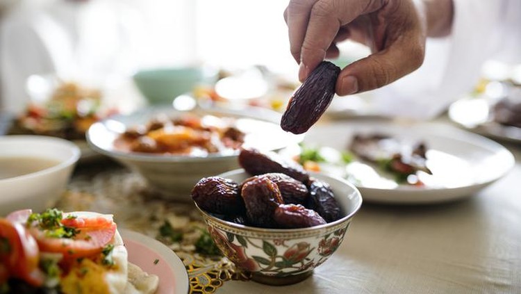 Sunnah berbuka puasa Minum Air dan Makan Kurma, Sunah Buka Puasa yang Dicontohkan Rasulullah SAW
