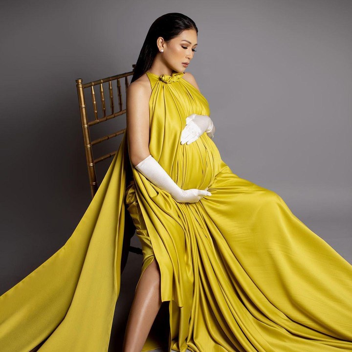 <p>Pelantun <em>Bawalah Cinta</em> ini terlihat segar dalam balutan <em>maternity dress</em> berwarna kuning <em>mustard.</em> Terdapat aksen slit yang memperlihatkan kakinya yang jenjang. (Foto: Instagram: @tatajaneetaofficial)</p>