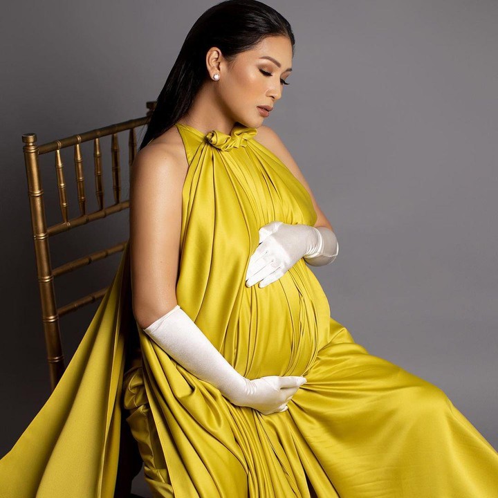 <p>Menyambut kelahiran sang buah hati, Tata Janeeta menyempatkan diri untuk melakukan <em>maternity shoot</em>. Potret kehamilan itu diunggah ke laman Instagram pribadinya. (Foto: Instagram: @tatajaneetaofficial)</p>