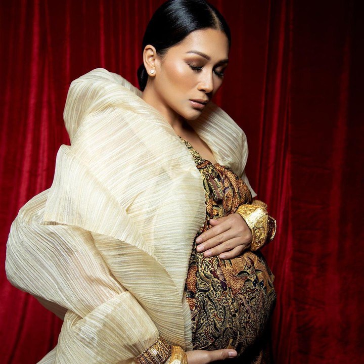 <p>Tata Janeeta tampil <em>flawless</em> dalam sesi foto hamil. Istri Raden Brotoseno ini terlihat stunning dengan <em>baby bump</em> yang kian membesar, Bunda. (Foto: Instagram: @tatajaneetaofficial)</p>
