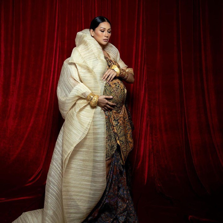 <p>Kostum Tata Janeeta untuk potret kehamilan ini membuatnya tampak anggun. Tak hanya menawan dengan <em>dress</em> warna kuning, ia juga tampil elegan dengan dress batik yang dibalut jubah bersiluet <em>oversized</em>. (Foto: Instagram: @tatajaneetaofficial)</p>