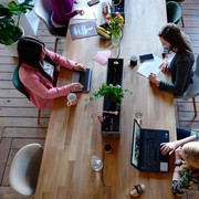 5 Tips Menghadapi Teman Kantor yang Berisik!