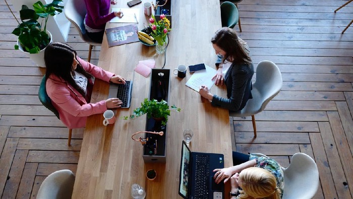 5 Tips Menghadapi Teman Kantor yang Berisik!