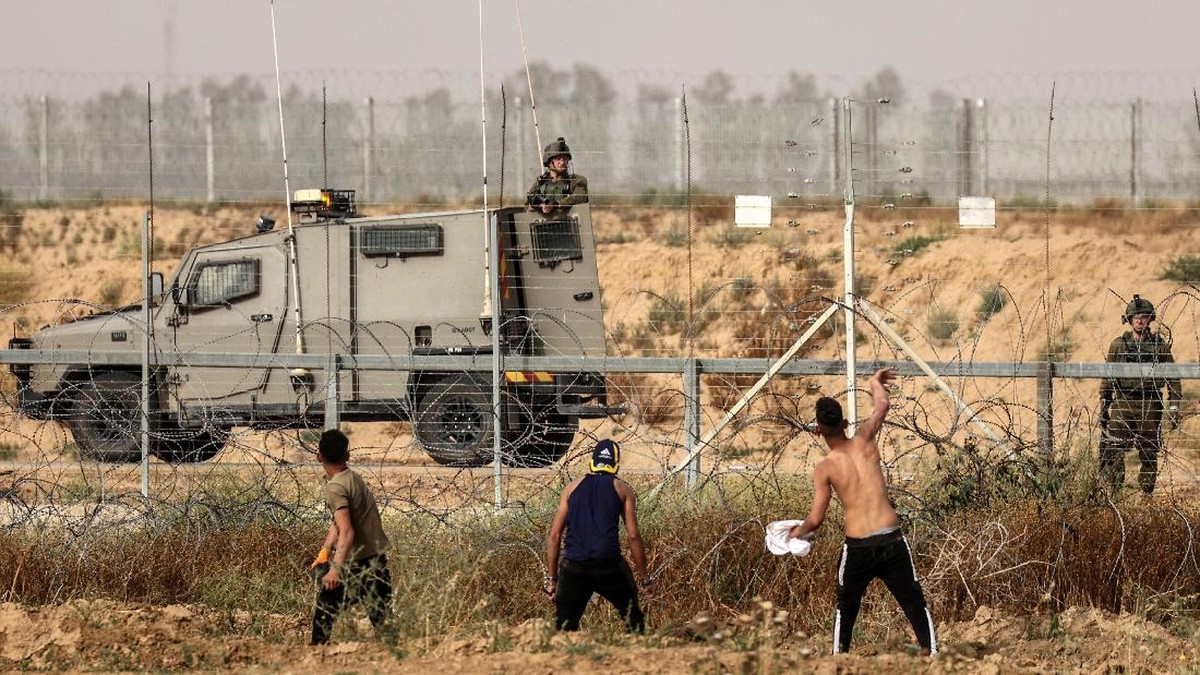 FOTO: Warga Palestina Gempur Israel dengan Balon Api