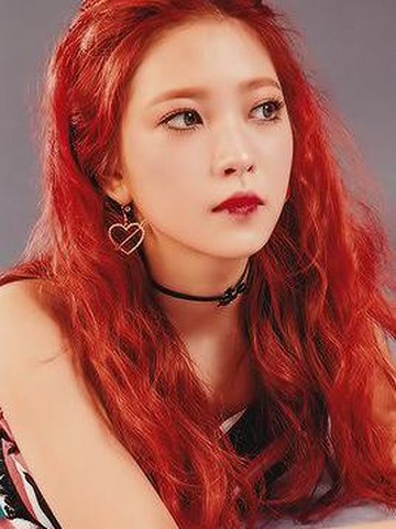 Deretan  K-Pop Idol yang Tampil Ikonik dengan Rambut Warna Merah