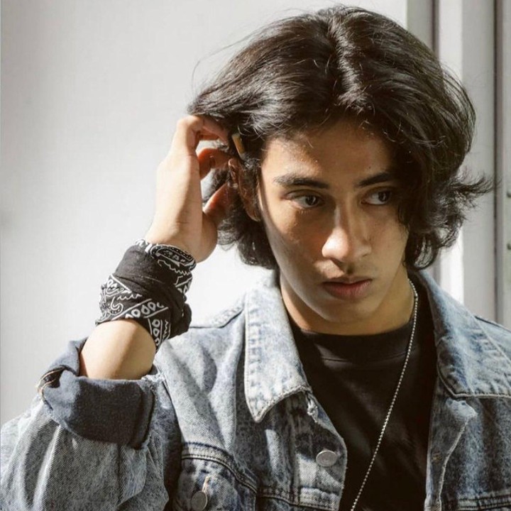 <p>Tak hanya pandai akting, Abidzar juga dikaruniai wajah tampan dari mendiang ayahnya. Ketampanan itu membuat Abidzar kerap disebut mirip aktor Hollywood berdarah India, Dev Patel, yang membintangi film <em>Slumdog Millionaire</em>. (Foto: Instagram: @abidzar73)</p>