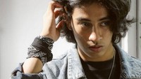 <p>Tak hanya pandai akting, Abidzar juga dikaruniai wajah tampan dari mendiang ayahnya. Ketampanan itu membuat Abidzar kerap disebut mirip aktor Hollywood berdarah India, Dev Patel, yang membintangi film <em>Slumdog Millionaire</em>. (Foto: Instagram: @abidzar73)</p>