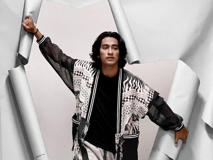 7 Potret Abidzar Anak Alm Uje, Tampan Mirip Aktor Hollywood Dev Patel