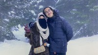 <p>Abidzar juga sangat dekat dengan Ibunda. Lihat saja potret manisnya ketika liburan dengan Umi Pipik. Mereka berangkulan sambil menikmati suasana musim dingin, Bunda. (Foto: Instagram: @abidzar73)</p>