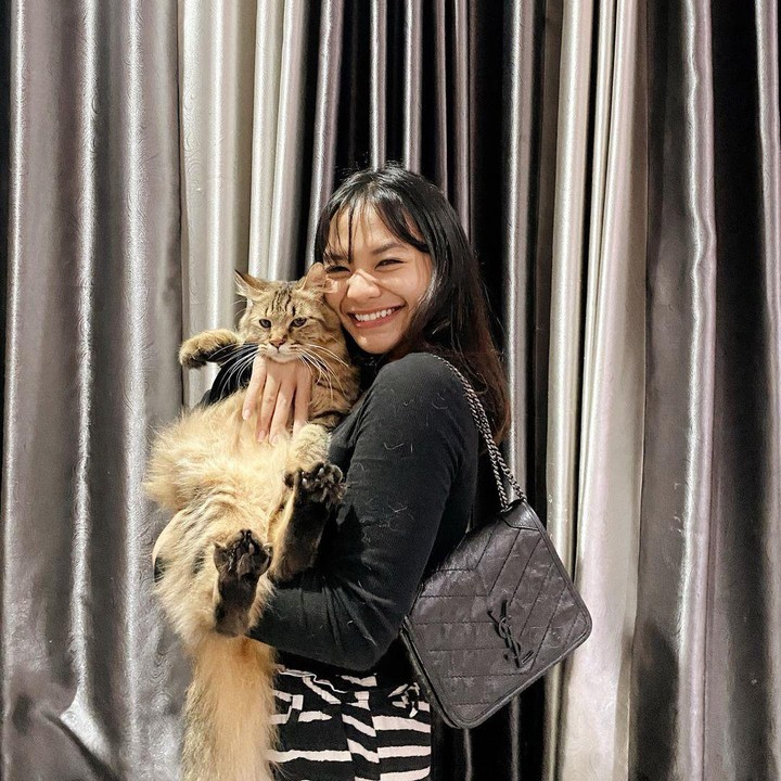 <p>Sosok Carla sendiri identik dengan rambut berponi nya, Bunda. Hingga kini pun Amel masih sering menunjukkan pose-pose dengan rambut poninya. (Foto: Instagram: @amelcarla)</p>