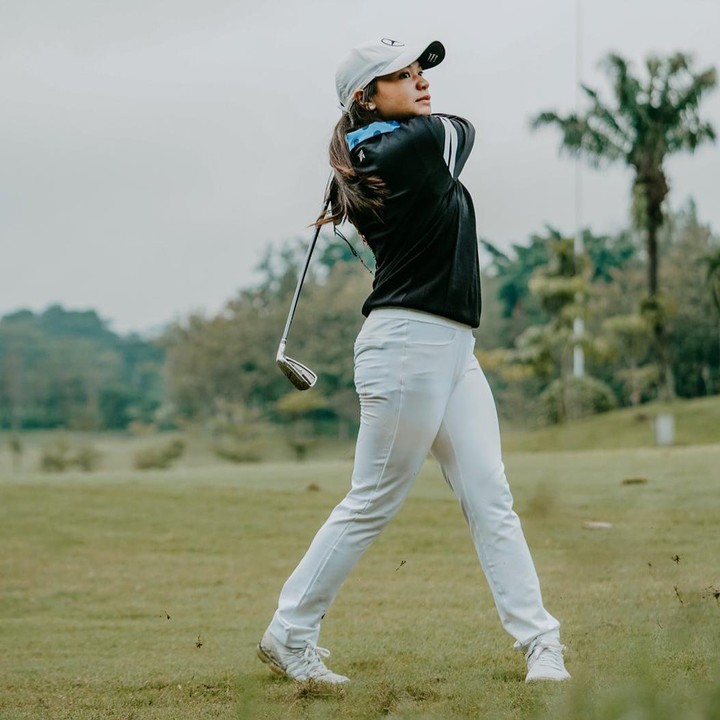 <p>Amel Carla ternyata merupakan orang yang gemar berolahraga nih, Bunda. Dibeberapa kesempatan, ia bahkan meluangkan waktu untuk bermain golf. (Foto: Instagram: @amelcarla)</p>