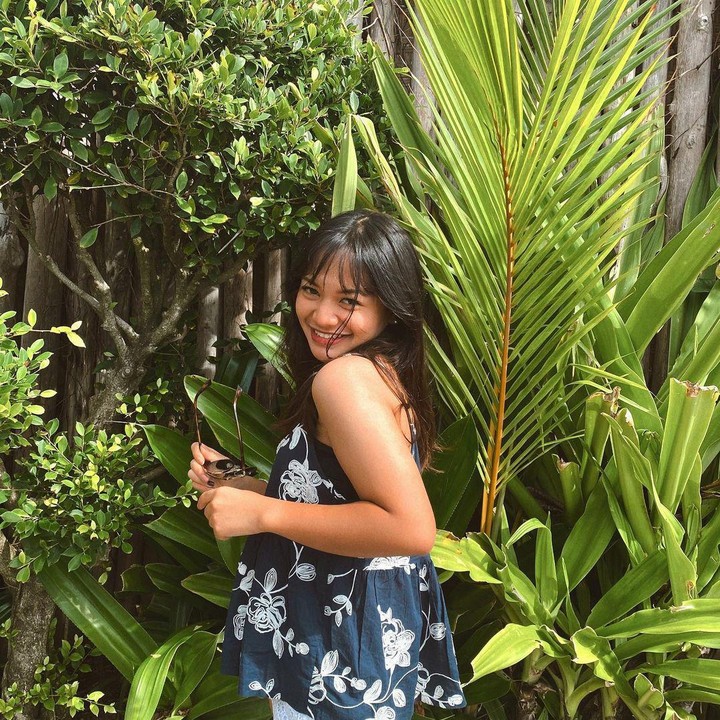 <p>Meski sudah beranjak dewasa, tapi wajah Amel Carla tetap imut nih, Bunda. Bikin Bunda jadi rindu sosok si kecil Carla, ya. (Foto: Instagram: @amelcarla)</p>