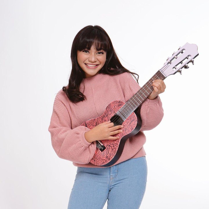 <p>Selain dunia peran, Amel juga mencoba peruntungannya di dunia tarik suara nih, Bunda. Wah sudah cantik, punya suara emas pula. Sukses selalu ya, Amel! (Foto: Instagram: @amelcarla)</p>