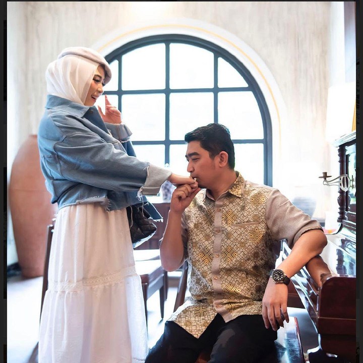 <p>Meski sudah menikah selama satu dekade, kemesraan April Jasmine dan Ustaz Solmed tak juga luntur. Lihat saja cara Ustadz Solmed mencium tangan sang istri. <em>So sweet!</em> (Foto: Instagram: @apriljasmine85)</p>