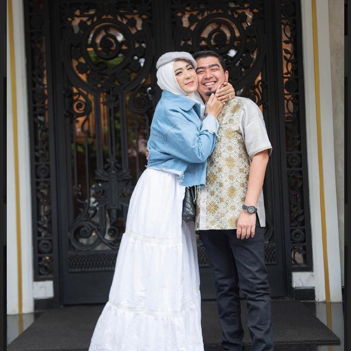 <p>April Jasmine juga tidak ragu memperlihatkan rasa cintanya kepada sang suami. Ia sering memeluk Ustaz Solmed saat berfoto, Bunda. Mereka terlihat semakin mesra. (Foto: Instagram: @apriljasmine85)</p>