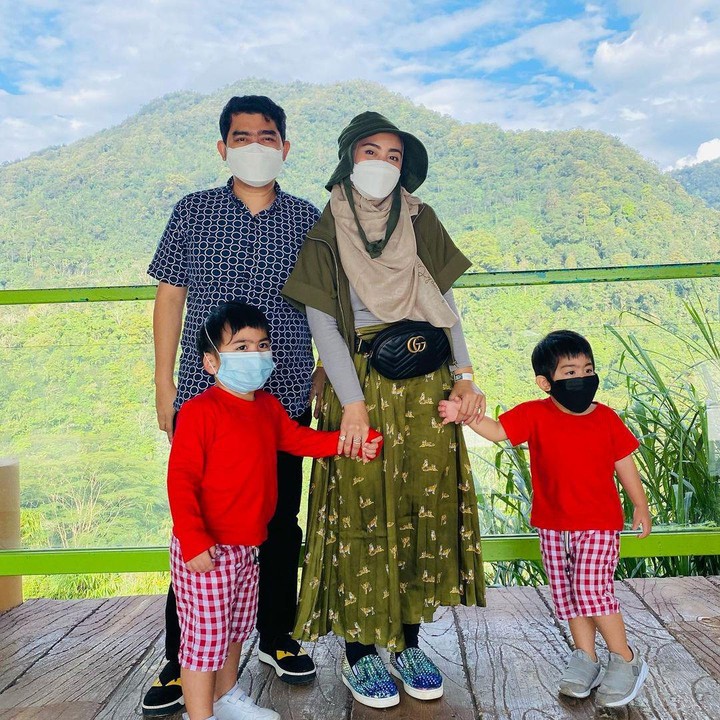 <p>Dari pernikahannya dengan April Jasmine, Ustaz Solmed dikaruniai tiga anak. Anak kedua dan ketiga adalah si kembar bernama Aqil dan Mahier. (Foto: Instagram: @apriljasmine85)</p>
