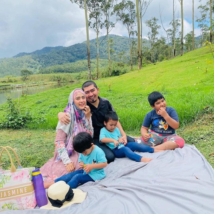 <p>Ustaz Solmed dan April Jasmine kerap menyempatkan diri untuk berlibur bersama buah hati mereka. Ini saat mengajak ketiga anaknya piknik menikmati keindahan alam terbuka. (Foto: Instagram: @apriljasmine85)</p>