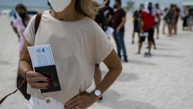 FOTO: 'Wisata Vaksin' di Pantai Miami