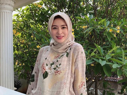 7 Gaya Hijab Outfit Selebgram Korea Mualaf Ayana Moon untuk Inspirasi Lebaran