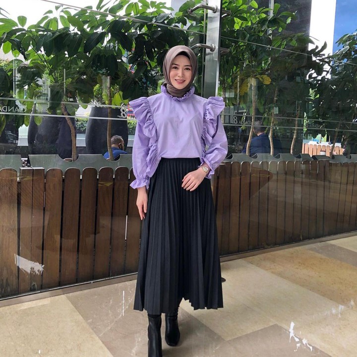 <p>Biar enggak ketinggalan tren, Bunda dapat menerapkan warna lilac yang sedang kekinian. Ayana memakai ruffle blouse dan rok plisket untuk menciptakan tampilan <em>chic.</em> (Foto: Instagram: @xolovelyayana)</p>