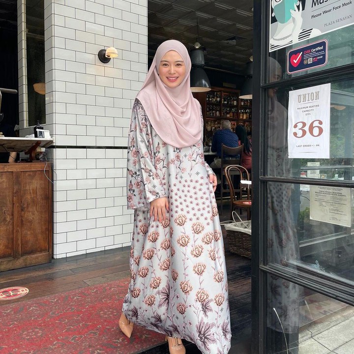 <p>Bunda juga bisa terlihat lebih manis dengan gamis yang lebih kaya akan motif. Kuncinya, tetap gunakan warna lembut untuk kesan simpel. Bunda juga bisa pakai pashmina seperti Ayana Moon. (Foto: Instagram: @xolovelyayana)</p>