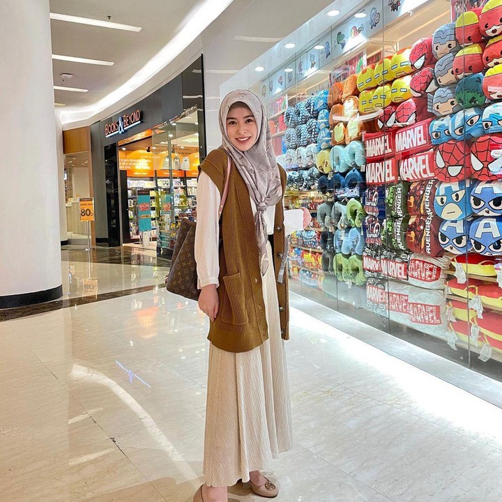 <p>Bunda yang masih muda juga bisa tampil kekinian dengan outfit sederhana. Contohnya seperti blouse yang dipadu dengan vest. Kemudian pakailah rok plisket bernuansa earthy tone. Bak gadis Korea nih! (Foto: Instagram: @xolovelyayana)</p>