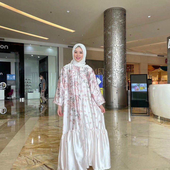 <p>Busana Idul Fitri identik dengan warna lembut dan nuansa feminin. Hal itu sesuai dengan gaya busana Ayana yang sangat elegan. Sebagai contoh, gamis <em>H-line</em> yang biasa dipakai Ayana seperti di foto sangat cocok dipakai untuk lebaran. (Foto: Instagram: @xolovelyayana)</p>