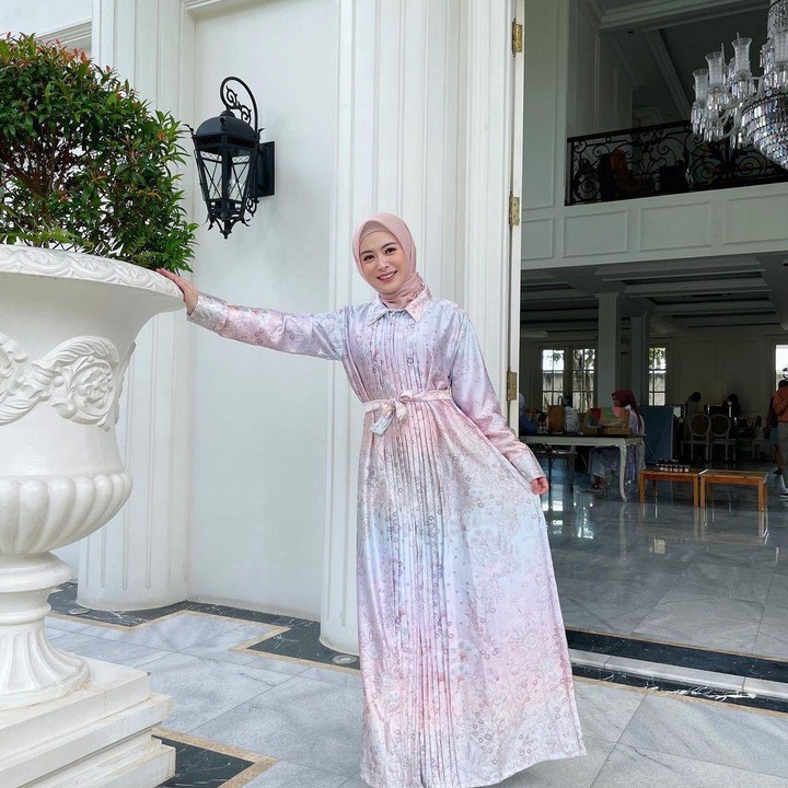 <p>Ayana Moon juga sangat akrab dengan warna-warna lembut seperti pastel. Ciptakan nuansa lembut di Hari Raya dengan gamis berwarna serupa. Untuk kesan manis, Bunda juga bisa menambah aksen pita pada pinggang. (Foto: Instagram: @xolovelyayana)</p>