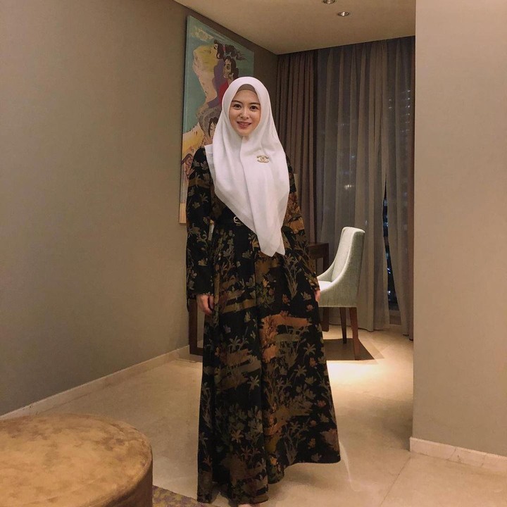 <p>Bunda yang gemar tampil bold juga bisa memakai batik gamis. Tak ada salahnya mencoba tampil dengan memakai warna gelap di Hari Raya. Padukan dengan hijab putih yang kontras. (Foto: Instagram: @xolovelyayana)</p>
